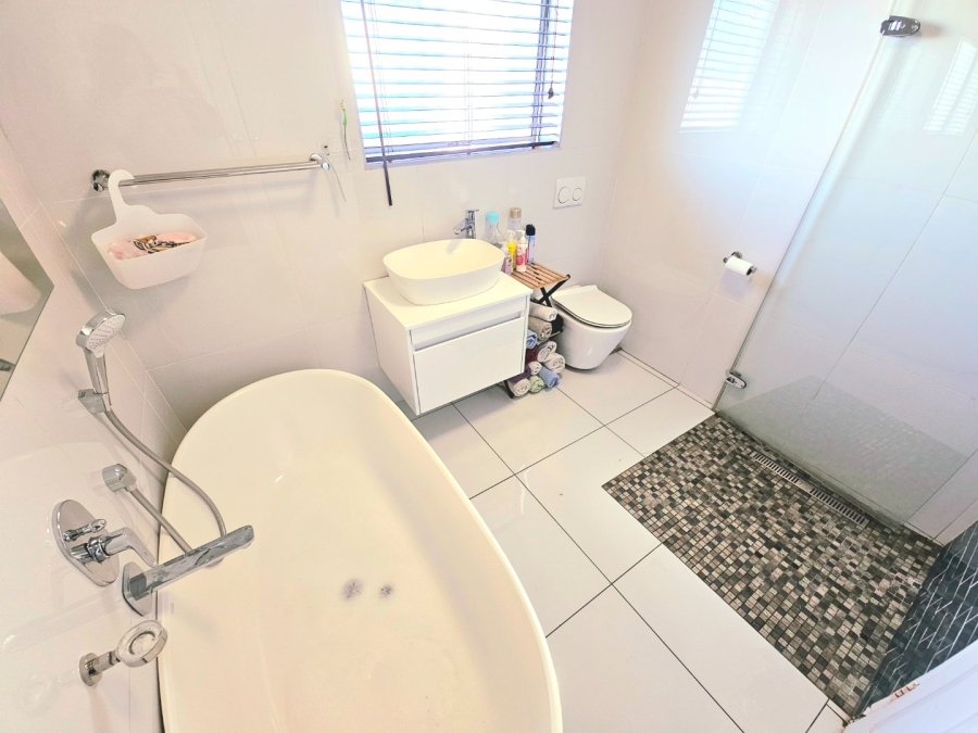 4 Bedroom Property for Sale in Marina Da Gama Western Cape